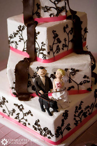 Personalized sculpture of the groom, bride, and their dog