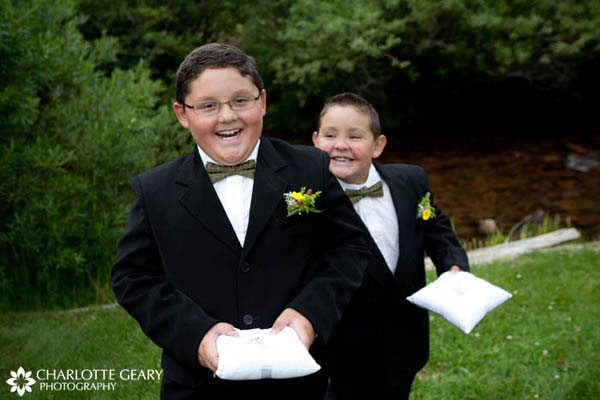 Ring bearers in green bow ties