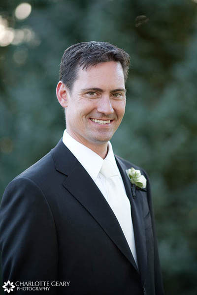 Groom with white tie and boutonniere